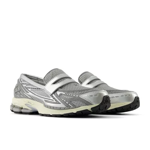 New Balance 1906L Metallic Silver alacsony szárú sneaker – termékfotó, oldalnézet