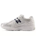 New Balance 1906R White Navy Silver Metallic alacsony szárú sneaker – termékfotó, oldalnézet