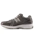 New Balance 1906R Black Metallic Urgent Red Slate alacsony szárú sneaker – termékfotó, oldalnézet