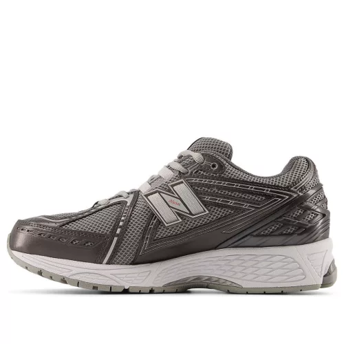 New Balance 1906R Black Metallic Urgent Red Slate alacsony szárú sneaker – termékfotó, oldalnézet