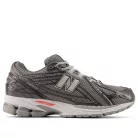 New Balance 1906R Black Metallic Urgent Red Slate alacsony szárú sneaker – termékfotó, oldalnézet