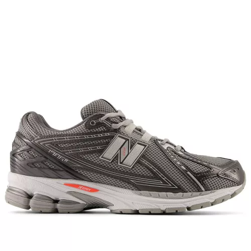New Balance 1906R Black Metallic Urgent Red Slate alacsony szárú sneaker – termékfotó, oldalnézet