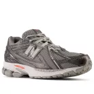New Balance 1906R Black Metallic Urgent Red Slate alacsony szárú sneaker – termékfotó, oldalnézet