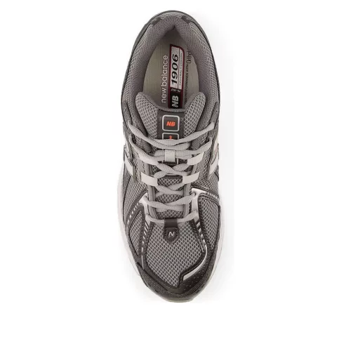 New Balance 1906R Black Metallic Urgent Red Slate alacsony szárú sneaker – termékfotó, oldalnézet