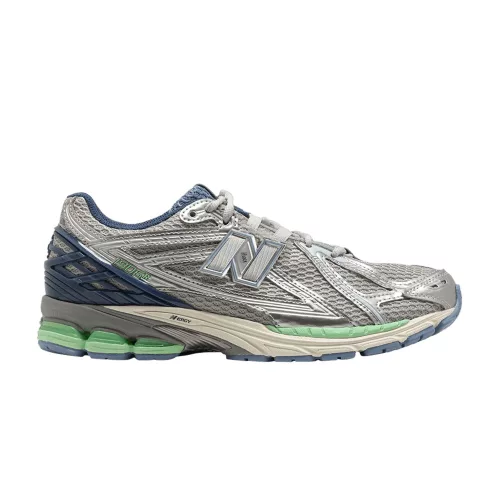 New Balance 1906R Still Water Lab Green alacsony szárú sneaker – termékfotó, oldalnézet