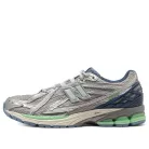New Balance 1906R Still Water Lab Green alacsony szárú sneaker – termékfotó, oldalnézet