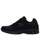 New Balance 2002R Triple Black Suede alacsony szárú sneaker – termékfotó, oldalnézet