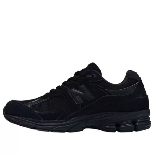 New Balance 2002R Triple Black Suede alacsony szárú sneaker – termékfotó, oldalnézet