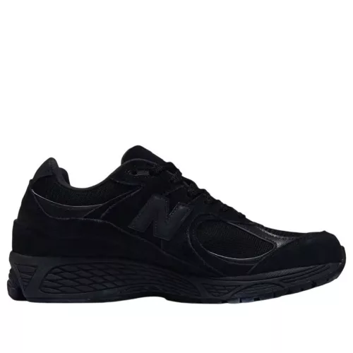 New Balance 2002R Triple Black Suede alacsony szárú sneaker – termékfotó, oldalnézet