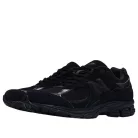 New Balance 2002R Triple Black Suede alacsony szárú sneaker – termékfotó, oldalnézet