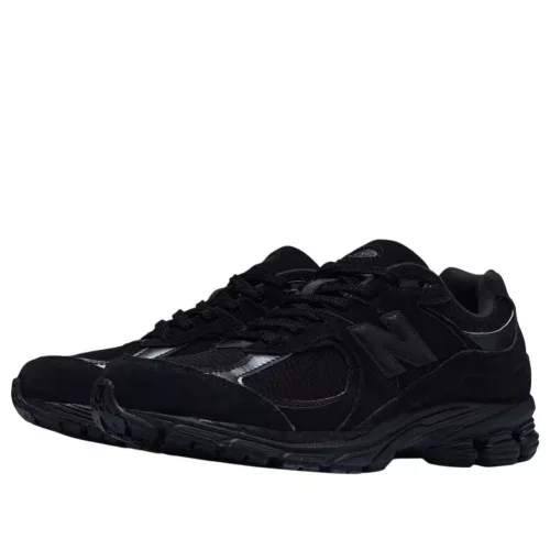 New Balance 2002R Triple Black Suede alacsony szárú sneaker – termékfotó, oldalnézet