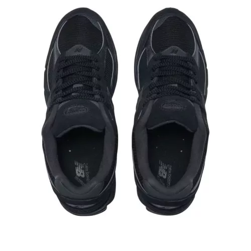 New Balance 2002R Triple Black Suede alacsony szárú sneaker – termékfotó, oldalnézet