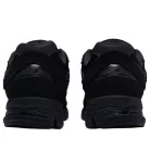 New Balance 2002R Triple Black Suede alacsony szárú sneaker – termékfotó, oldalnézet