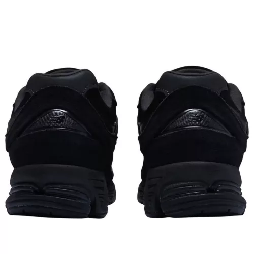 New Balance 2002R Triple Black Suede alacsony szárú sneaker – termékfotó, oldalnézet