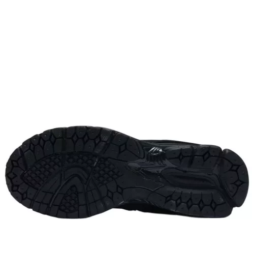 New Balance 2002R Triple Black Suede alacsony szárú sneaker – termékfotó, oldalnézet