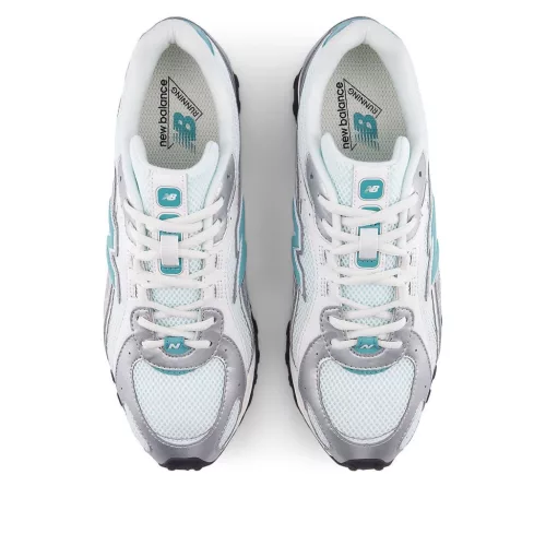 New Balance 204L Light Silver Metallic alacsony szárú sneaker – termékfotó, oldalnézet