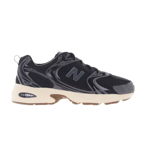 New Balance 530 Black Gum alacsony szárú sneaker – termékfotó, oldalnézet