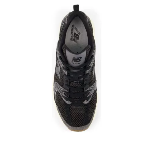New Balance 530 Black Gum alacsony szárú sneaker – termékfotó, oldalnézet