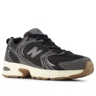 New Balance 530 Black Gum alacsony szárú sneaker – termékfotó, oldalnézet