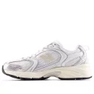 530 'Silver Metallic Linen' alacsony szárú sneaker – termékfotó, oldalnézet