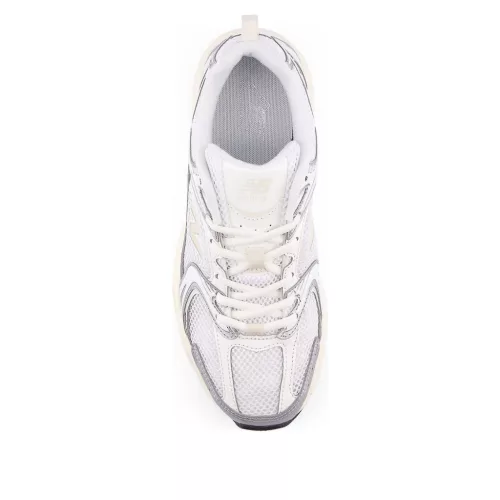 530 'Silver Metallic Linen' alacsony szárú sneaker – termékfotó, oldalnézet