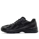 New Balance 740 Triple Black alacsony szárú sneaker – termékfotó, oldalnézet