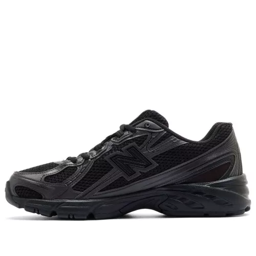 New Balance 740 Triple Black alacsony szárú sneaker – termékfotó, oldalnézet
