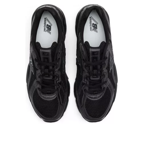 New Balance 740 Triple Black alacsony szárú sneaker – termékfotó, oldalnézet