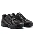 New Balance 740 Triple Black alacsony szárú sneaker – termékfotó, oldalnézet