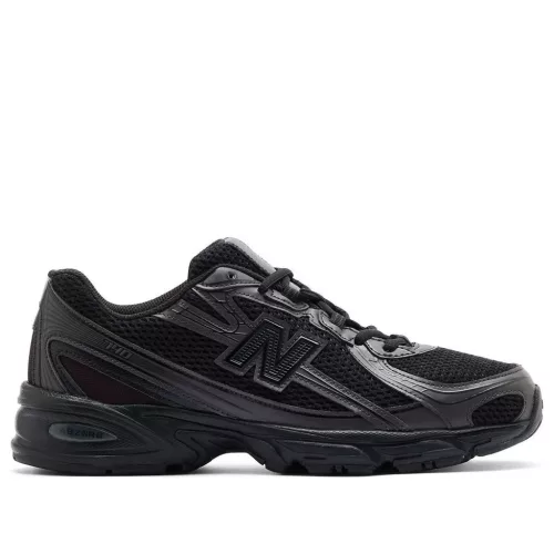 New Balance 740 Triple Black alacsony szárú sneaker – termékfotó, oldalnézet