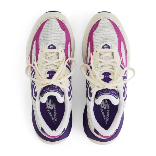 New Balance 990v6 MiUSA Magenta Pop alacsony szárú sneaker – termékfotó, oldalnézet